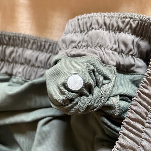 Lululemon / Hotty Hot Low-Rise Lined Short 2.5” - Picture 10 of 15